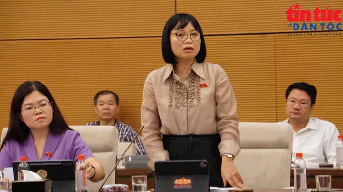 Đại biểu Nguyễn Thị Việt Nga, Đoàn ĐBQH Hải Phòng đặt câu hỏi. Ảnh: LV