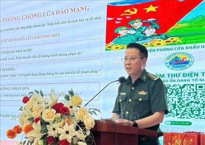 Thượng tá Nguyễn Thanh Hoàng, Bí thư Đảng ủy, Chính trị viên Đồn Biên phòng Cửa khẩu Hoành Mô, truyền tải kỹ năng, thông tin về "Bình dân học vụ số" đến nhân dân, học sinh xã Hoành Mô.