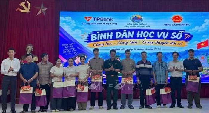 Tặng quà cho các hộ dân khó khăn khu vực cửa khẩu Hoành Mô tham gia chương trình "Bình dân học vụ số".