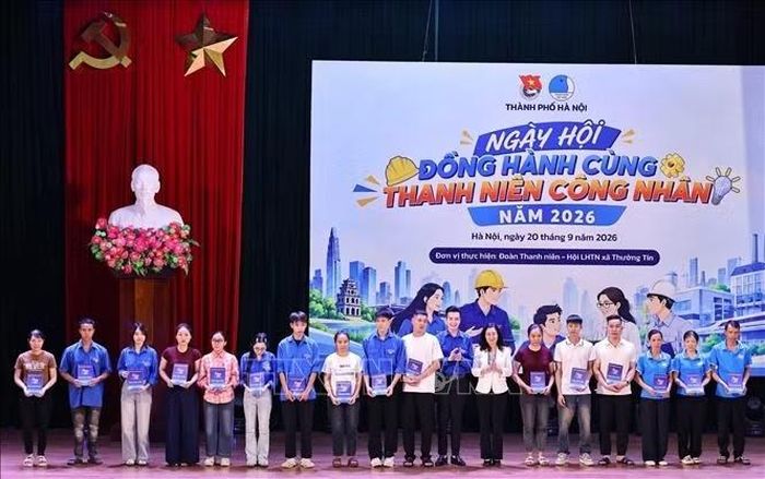 Đồng chí Đào Đức Việt – Phó Bí thư Thành đoàn, Chủ tịch Hội đồng Đội thành phố Hà Nội trao các suất quà cho gia đình thanh niên công nhân có hoàn cảnh khó khăn. Ảnh: Minh Đức/TTXVN