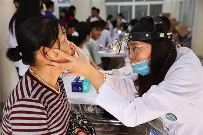Khám bệnh, tư vấn sức khỏe, cấp phát thuốc miễn phí cho thanh niên công nhân, người lao động. Ảnh: Minh Đức/TTXVN