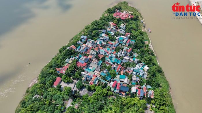Hà Nội sẽ di dời một phần diện tích khu dân cư làng xóm nằm trong phạm vi không đảm bảo điều kiện an toàn phòng chống lũ và khu vực nằm trong phạm vi xây dựng Trục đại lộ cảnh quan thuộc các thôn Võng La, Yên Hà, Hải Bối (tổng diện tích khoảng 27 ha). Làng Bắc Cầu thuộc phường Bồ Đề (khoảng 35,5 ha).