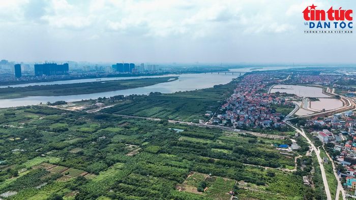 TP Hà Nội dự kiến bố trí 6 khu đô thị tái định cư cho các hộ dân bị ảnh hưởng Trục Đại lộ cảnh quan sông Hồng. Cụ thể, xã Mê Linh 72 ha; xã Vĩnh Thanh và Đông Anh 30 ha; xã Bát Tràng 35 ha; xã Ô Diên 11 ha; phường Thượng Cát và Đông Ngạc 12 ha; phường Yên Sở 10 ha; xã Nam Phù 72 ha và xã Hồng Vân 23 ha.