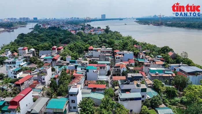 Làng Bắc Cầu hiện nằm giữa sông Hồng và sông Đuống, được bao bọc bởi hệ thống sông nước nên quanh năm có không khí tương đối mát mẻ, nhiều cây xanh. Từ khu vực nội thành Hà Nội đến làng khoảng 5–6 km.