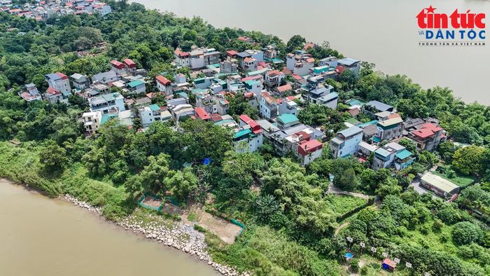 Khu dân cư trong làng Bắc Cầu thuộc phường Bồ Đề có diện tích khoảng 35,5 ha nằm trong phạm vi không bảo đảm an toàn phòng chống lũ nên thuộc diện di dời.