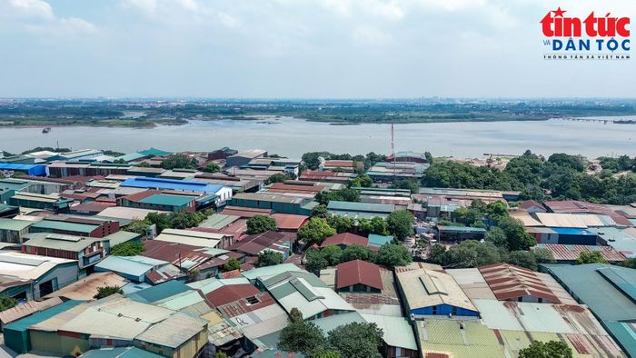 Khu vực từ cầu Hồng Hà đến cầu Thăng Long hiện nay có nhiều nhà xưởng nằm ven sông Hồng.