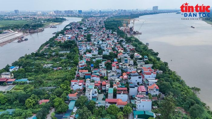 Hà Nội nêu rõ việc di dời, tái thiết làng xóm cũ thuộc Trục Đại lộ cảnh quan sông Hồng theo nguyên tắc không đảm bảo an toàn phòng, chống, thoát lũ; phần diện tích làng các làng nằm trong phạm vi mở đường giao thông; nằm trong khu vực quy hoạch "phòng khách đô thị"; nằm trong các khu vực xây dựng các khu đô thị định cư, đô thị đa mục tiêu.