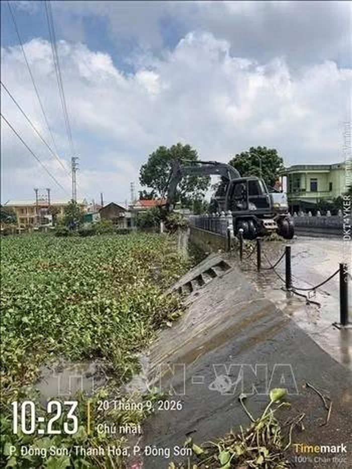 Các chi nhánh thủy lợi huy động máy múc vớt bèo, rác, vật cản; nạo vét bùn đất và xử lý ngay những vị trí bồi lắng, ách tắc, thu hẹp dòng chảy, không để các điểm ách tắc kéo dài làm ảnh hưởng đến khả năng tiêu úng trên địa bàn.