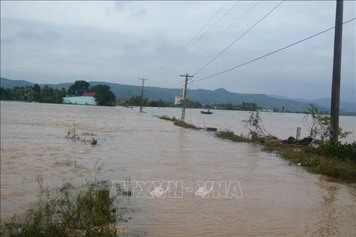 Thôn Kén, xã Tượng Lĩnh vẫn ngập sâu trong nước.