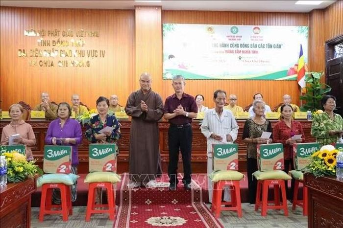 Người dân các xã Tam Nông, Tràm Chim, Phú Thọ (Đồng Tháp) nhận quà tại chương trình.