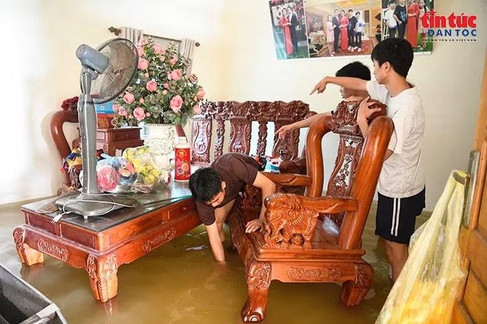 Kê cao bàn ghế và đồ dùng để tránh hư hỏng.