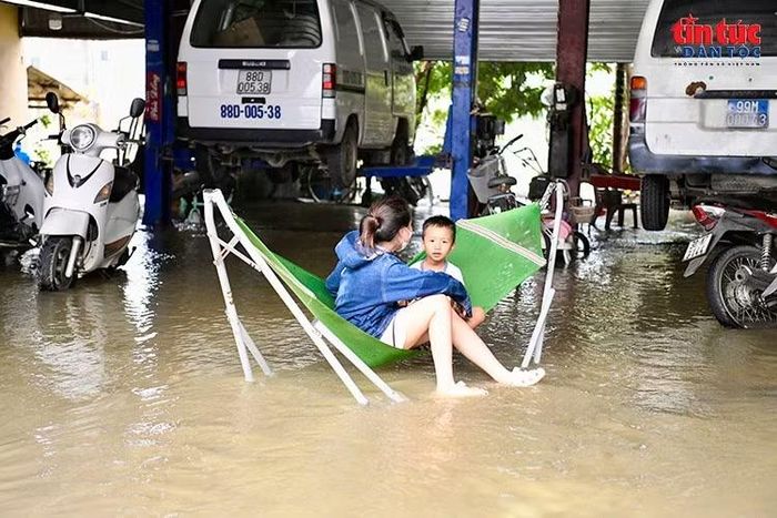 Khu nhà xưởng ngập nước, các phương tiện được đưa lên cầu nâng.