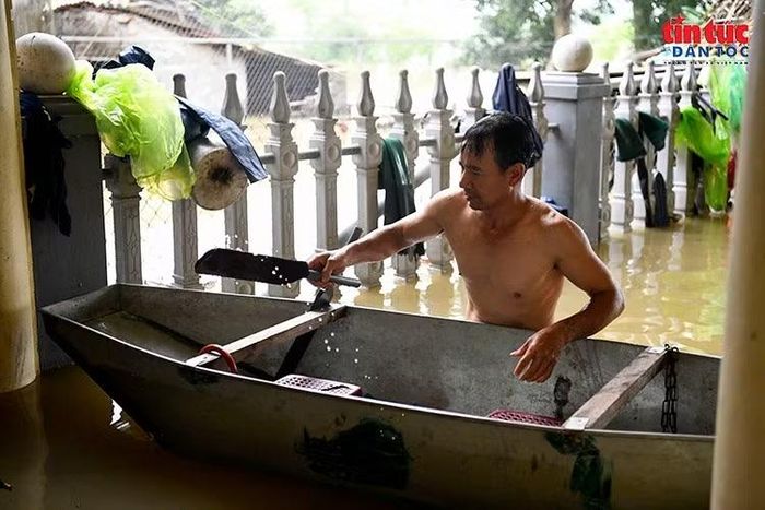 Người dân sử dụng thuyền khi nước ngập sâu, việc đi lại và sinh hoạt gặp nhiều trở ngại.