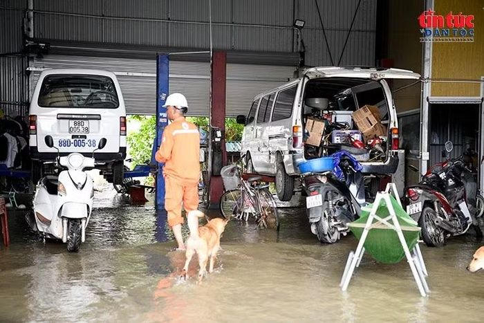 Nước tràn vào khu sửa chữa ô tô, xe máy và nhiều tài sản phải kê cao để hạn chế hư hỏng.