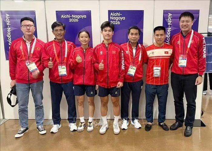 Cặp vận động viên môn Teqball Trịnh Gia Nghi và Nguyễn Hoàng Minh Tân (thứ 3, thứ 4 từ trái sang) cùng thành viên Ban huấn luyện sau khi giành HCĐ tại ASIAD 20. Ảnh: TTXVN phát