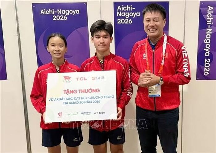 Cặp vận động viên Nguyễn Hoàng Minh Tân và Trịnh Gia Nghi được trao thưởng vì thành tích thi đấu đạt huy chương đồng tại ASIAD 20. Ảnh: TTXVN phát