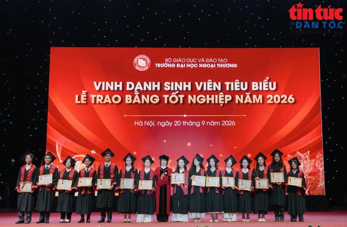 Vinh danh học sinh tiêu biểu. Ảnh: LV