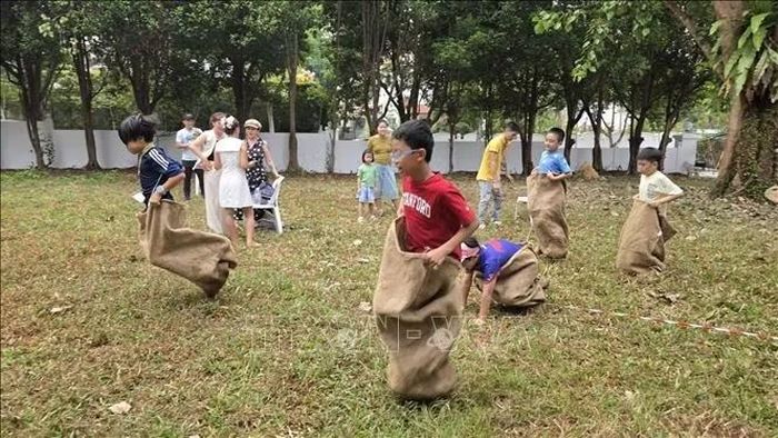 Trò chơi nhảy bao bố tại Lễ hội Trung thu 2026. Ảnh: Việt Dũng/TTXVN
