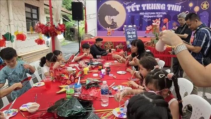 Thiếu nhi Việt Nam trải nghiệm làm đèn lồng tại lễ hội. Ảnh: Việt Dũng/TTXVN