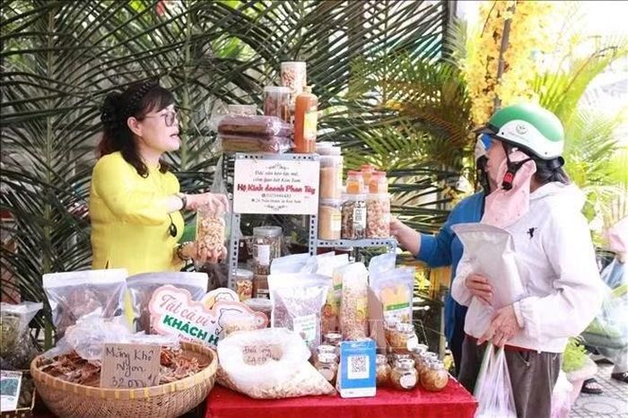 Phiên chợ nông nghiệp xã Đăk Hà năm 2026 được tổ chức từ 17 – 19/9, thu hút đông đảo người dân, du khách đến tham quan, mua sắm.