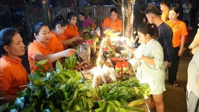 Lần đầu tiên, Phiên chợ nông nghiệp xã Ba Vì (Quảng Ngãi) được tổ chức từ 19 – 20/9, thu hút đông đảo người dân, du khách đến tham quan, mua sắm.