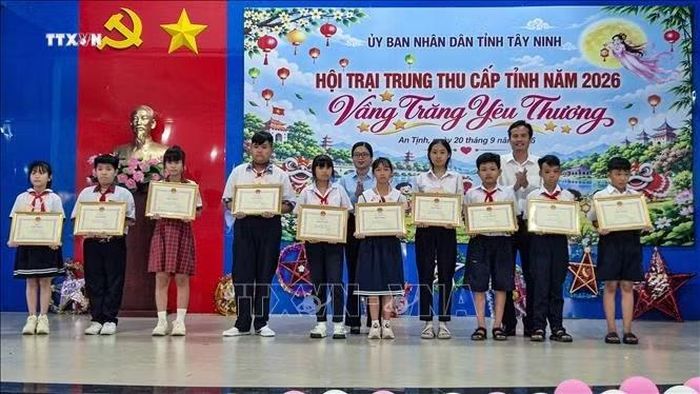 Ban tổ chức trao Giấy khen cho học sinh có thành tích trong tham gia Hội trại Trung thu cấp tỉnh năm 2026.