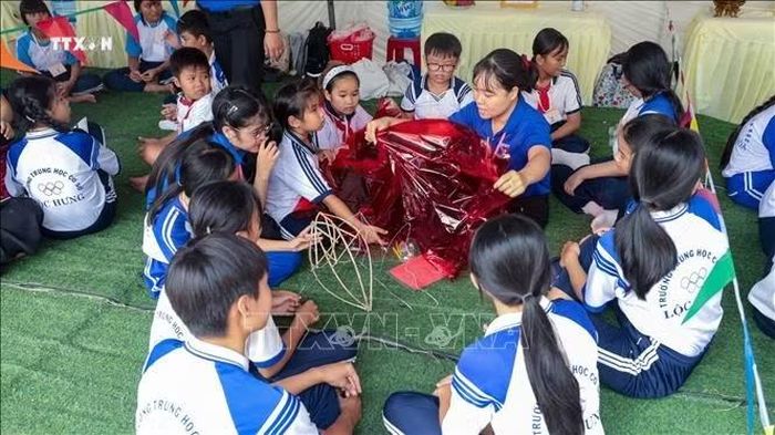 Thiếu nhi trên địa bàn phường An Tịnh hào hứng tham gia hoạt động làm lồng đèn tại Hội trại Trung thu cấp tỉnh năm 2026.