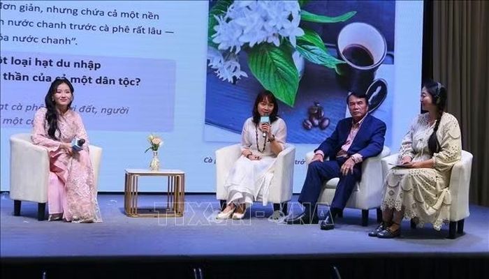 Các chuyên gia tọa đàm về hướng phát triển cà phê giữa Việt Nam – Vân Nam (Trung Quốc). Ảnh: Công Luật/TTXVN