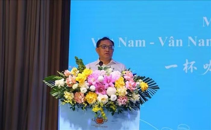 Ông Bành Bân, Phó Trưởng Ban Tuyên truyền Tỉnh ủy Vân Nam phát biểu tại sự kiện Thúc đẩy kết nối các điểm đến du lịch Việt Nam – Vân Nam (Trung Quốc). Ảnh: Công Luật/TTXVN