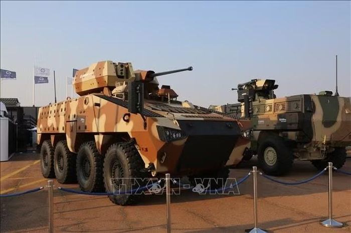 Không gian triển lãm ngoài trời tại Căn cứ Không quân Waterkloof quy tụ hàng loạt phương tiện tác chiến hiện đại như xe bọc thép, trực thăng và máy bay vận tải, trực tiếp phô diễn sức mạnh công nghệ quốc phòng tiên tiến tại AAD 2026. Ảnh: Đặng Huyền/PV TTXVN tại Nam Phi