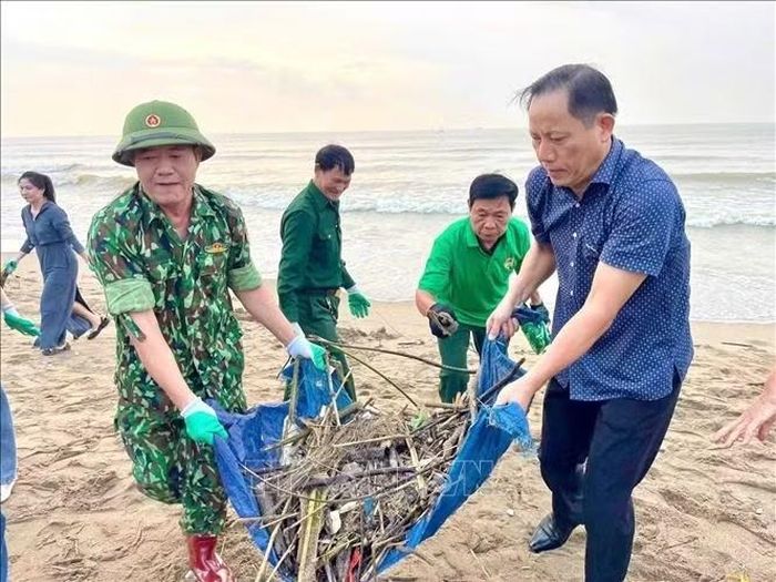 Phường Sầm Sơn yêu cầu các phòng, ban tiếp tục theo dõi diễn biến thời tiết cũng như tình hình rác trôi dạt vào bờ biển để kịp thời xử lý. Ảnh: TTXVN phát