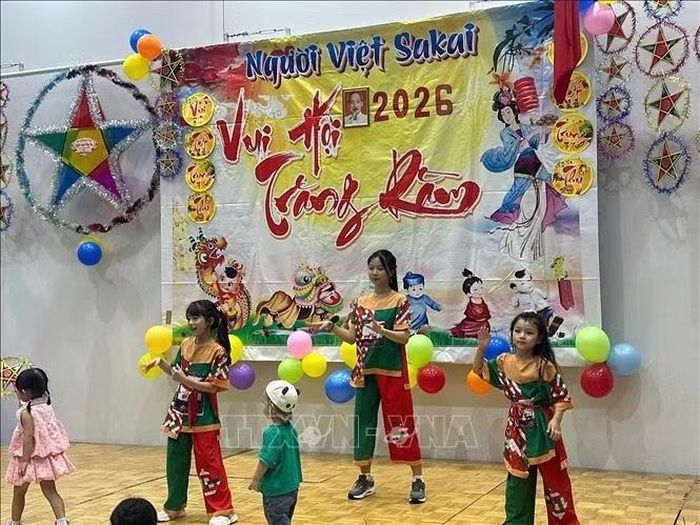Tiết mục văn nghệ của các em nhỏ trong chương trình vui Tết Trung thu tại Sakai, Osaka.