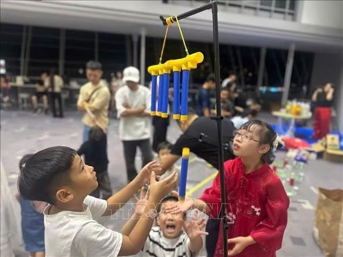 Thiếu nhi Việt Nam tham gia các trò chơi tại chương trình vui Tết Trung thu.