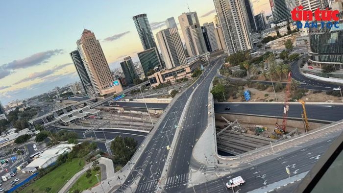 Đường phố và các tuyến cao tốc tại Tel Aviv trở nên yên tĩnh hiếm thấy trong ngày lễ Yom Kippur.