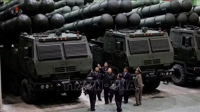 Nhà lãnh đạo Triều Tiên Kim Jong-un (giữa) thị sát một nhà máy sản xuất đạn dược ngày 19/9. Ảnh: Yonhap/TTXVN phát