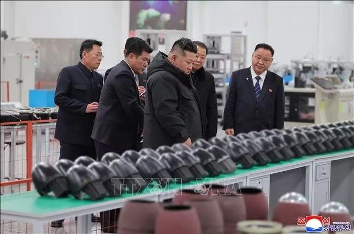 Nhà lãnh đạo Triều Tiên Kim Jong Un thị sát hoạt động sản xuất vũ khí dẫn đường chiến thuật tại một nhà máy đạn dược, ngày 3/1/2026. Ảnh: KCNA/TTXVN