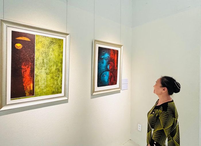 Công chúng thưởng thức tranh tại triển lãm.