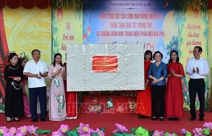 Phó Thủ tướng Phạm Thị Thanh Trà cùng lãnh đạo tỉnh Tuyên Quang trao tặng 30 bộ máy tính cho 6 xã. Ảnh: TTXVN phát