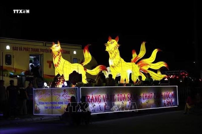 Các mô hình đèn Trung thu trình diễn tại lễ khai mạc lễ hội Thành Tuyên năm 2026.