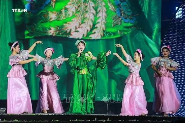 Chương trình bế mạc kết hợp giữa âm hưởng truyền thống và ngôn ngữ nghệ thuật đương đại, gửi gắm thông điệp về sự trao truyền, tiếp nối và sáng tạo các giá trị văn hóa qua các thế hệ. Ảnh: Khánh Hoà/TTXVN