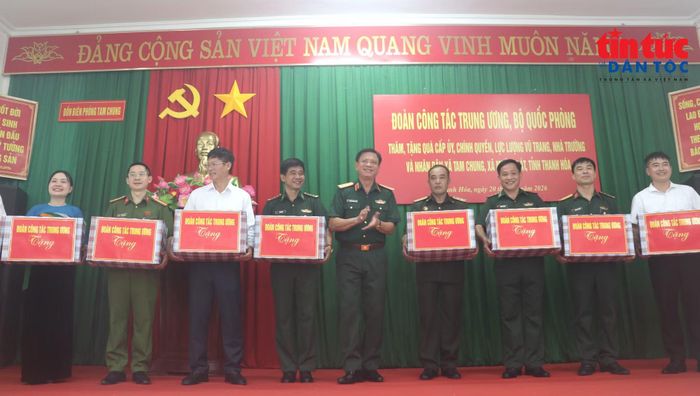 Thượng tướng Nguyễn Trường Thắng, Ủy viên Trung ương Đảng, Ủy viên Thường vụ Quân ủy Trung ương, Thứ trưởng Bộ Quốc phòng tặng quà các Đồn biên phòng, chính quyền, nhân dân xã Tam Chung và xã Mường Lát, Thanh Hóa.