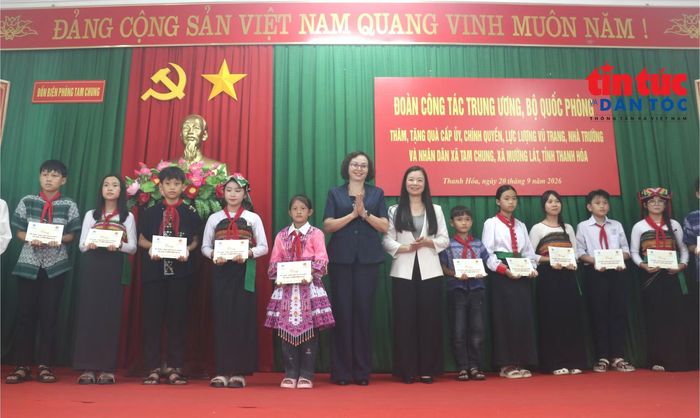 Lãnh đạo Hội đồng Dân tộc của Quốc hội và Hội Liên hiệp phụ nữ Việt Nam tặng quà cho các cháu thiếu niên, nhi đồng xã Tam Chung và Mường Lát.