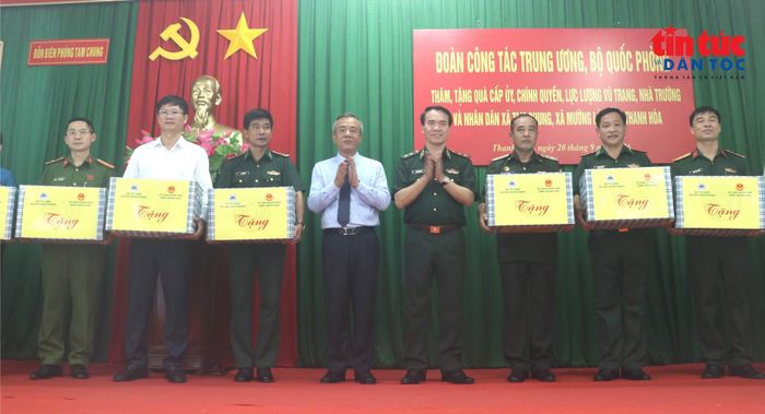 Đồng chí Thượng tướng Lê Đức Thái, Bí thư Tỉnh ủy Thanh Hóa và đồng chí Trung tướng Vũ Trung Kiên, Tư lệnh Bộ đội Biên phòng tặng quà các Đồn biên phòng, chính quyền, nhân dân xã Tam Chung và xã Mường Lát, Thanh Hóa.