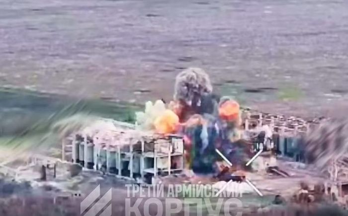 Ảnh cắt từ video do Quân đoàn 3 của Ukraine đăng tải cho thấy các cuộc tấn công vào những mục tiêu quan trọng của Nga bằng bom lượn, hệ thống pháo phản lực phóng loạt trong khuôn khổ Chiến dịch Vivaldi ở phía bắc tỉnh Donetsk.