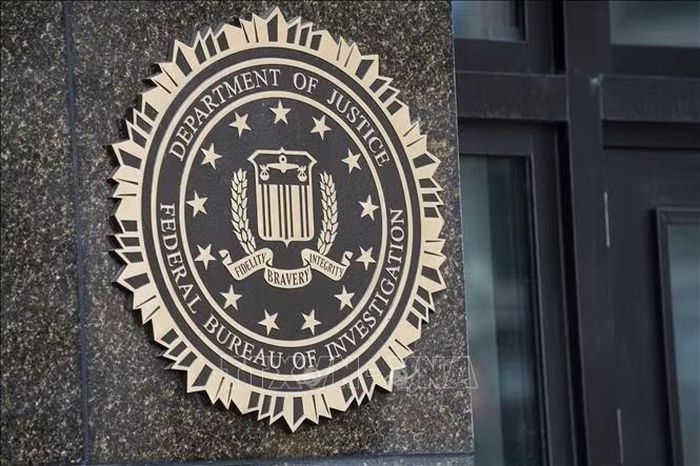 Logo của Cục Điều tra liên bang Mỹ (FBI) tại trụ sở ở Washington, D.C. Ảnh: THX/TTXVN