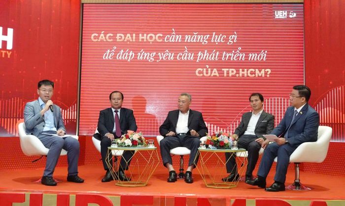 Các đại biểu chia sẻ tại toạ đàm.