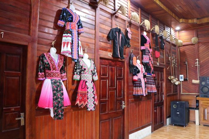 Những trang phục truyền thống của đồng bào Mông được trưng bày trong một Homestay ở bản Lao Chải 1.