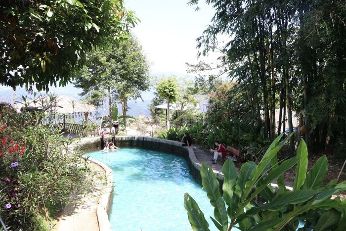 Một số homestay trong bản Lao Chải 1 có cả bể bơi để phục vụ khách du lịch.