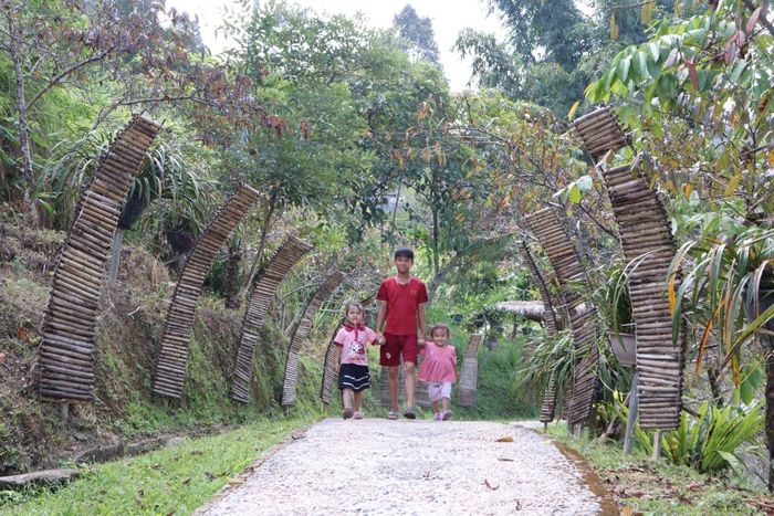 Ba anh em người Mông ở bản Lao Chải 1 thong thả dạo chơi giữa khung cảnh yên bình của bản làng.