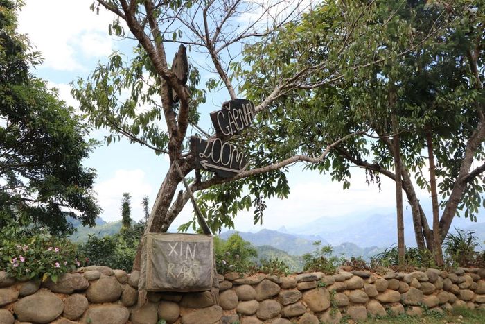 Quanh Bản Lao Chải 1 luôn được dọn dẹp sạch sẽ, với những thùng rác độc lạ trên những lối đi.